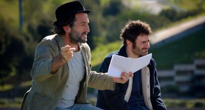 Los protagonistas de la serie web 'Entre pipas'.