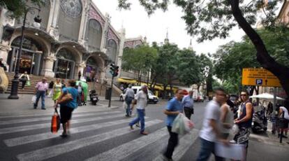 La plaza del Mercado de Valencia, con su habitual ajetreo.