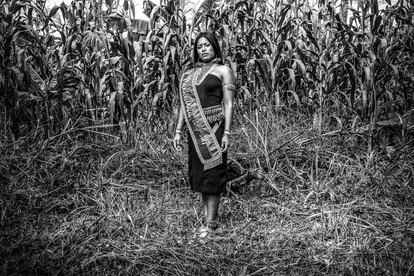 Fernanda Tzamarendia, de 18 anos, vencedora do prêmio Mulher do Plantio, posa nos campos de milho ao lado de sua casa em Sucúa. Essa premiação de origem religiosa é a mais prestigiosa da província amazônica de Morona Santiago.