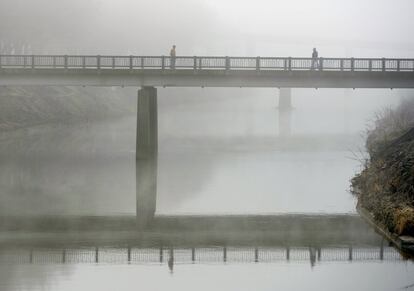 Dos personas pasean por el Codorus Creek en Pensilvania, Nueva York 