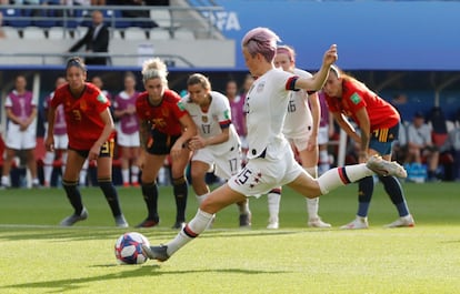 Megan Rapinoe marca el segundo gol para el equipo estadounidense.