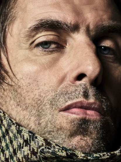 Liam Gallagher lleva mirada desafiante y abrigo Gucci.