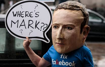 Un manifestante protestando contra Facebook en Londres el pasado noviembre.