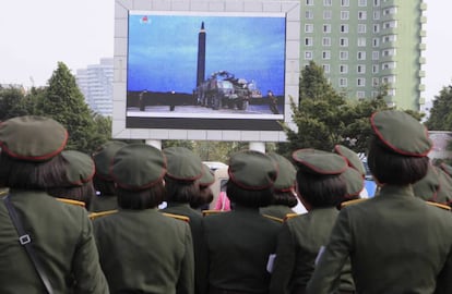 Militares observan el lanzamiento del misil sobre Jap&oacute;n en Pyongyang.