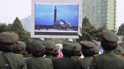 Militares observan el lanzamiento del misil sobre Jap&oacute;n en Pyongyang.