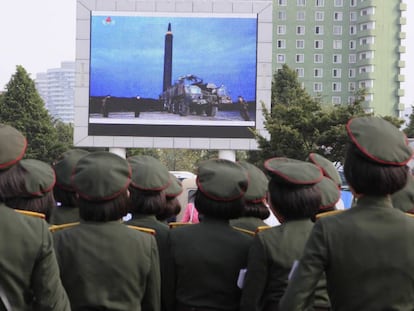 Militares observan el lanzamiento del misil sobre Jap&oacute;n en Pyongyang.