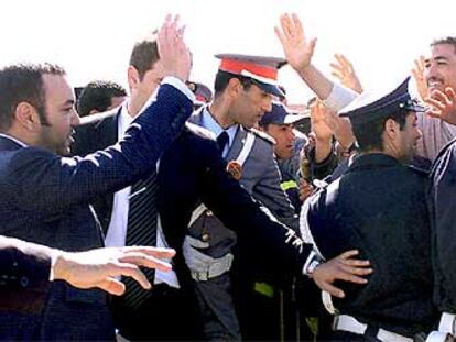 El rey de Marruecos saluda a varios damnificados por el terremoto de la semana pasada, ayer en Imzuren.