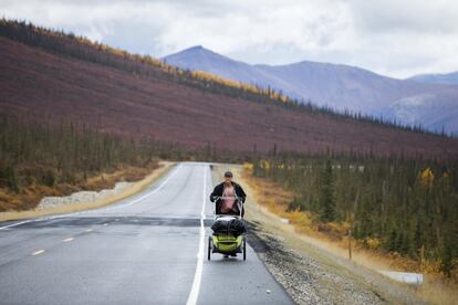 Daniel Johnson-Utsogn empuja su carrito lleno con sus pertenencias mientras camina por la autopista Dalton, cerca de Wiseman, Alaska (EE.UU.).