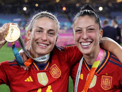 Alexia Putellas y Jenni Hermoso, con la medalla de ganadoras del Mundial.