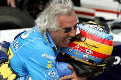 Flavio Briatore abraza a Fernando Alonso tras uno de sus triunfos.