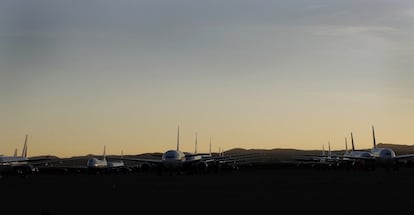 El Aeropuerto de Teruel tiene capacidad para estacionar hasta 250 aviones. En noviembre de 2016, tras cuatro años de actividad, ha tenido 60. En la foto: las aeronaves estacionadas.