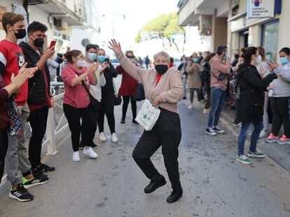 Una barbateña se arranca a bailar flamenco después de que la localidad gaditana se haya visto agraciada con un tercer premio que les ha dejado 45 millones de euros.