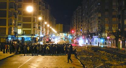 Un grupo de personas se concentran a primera hora en la calle Vitoria de Burgos, con la intención de impedir las obras que convertirán el área en un bulevar.