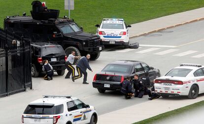 El primer ministro canadiense, Stephen Harper, ha sido evacuado de la sede parlamentaria, ha indicado el Gobierno, que ha confirmado que el jefe del Ejecutivo se encuentra ileso y a salvo. En la imagen, policías en el exterior del Parlamento.