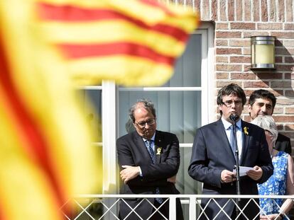 Quim Tuesta y Carles Puigdemont en la casa del expresidente en Bruselas.