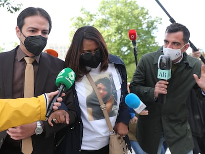 La madre de Heidi Paz, Gloria Francis Bulnes, a su llegada al juicio por el asesinato de su hija, en la Audiencia Provincial de Madrid.
