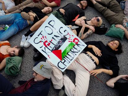 Manifestantes en contra del "genocidio palestino" en una concentración en Barcelona, el 18 de mayo.