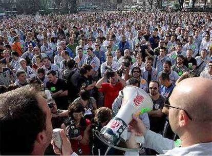 Trabajadores de Nissan leyendo un manifiesto ayer en la plaza de Catalunya.