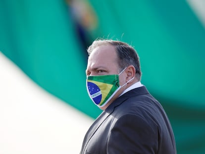 O ministro interino Eduardo Pazuello, antes de uma cerimônia de hasteamento de bandeira nacional em frente ao Palácio da Alvorada.