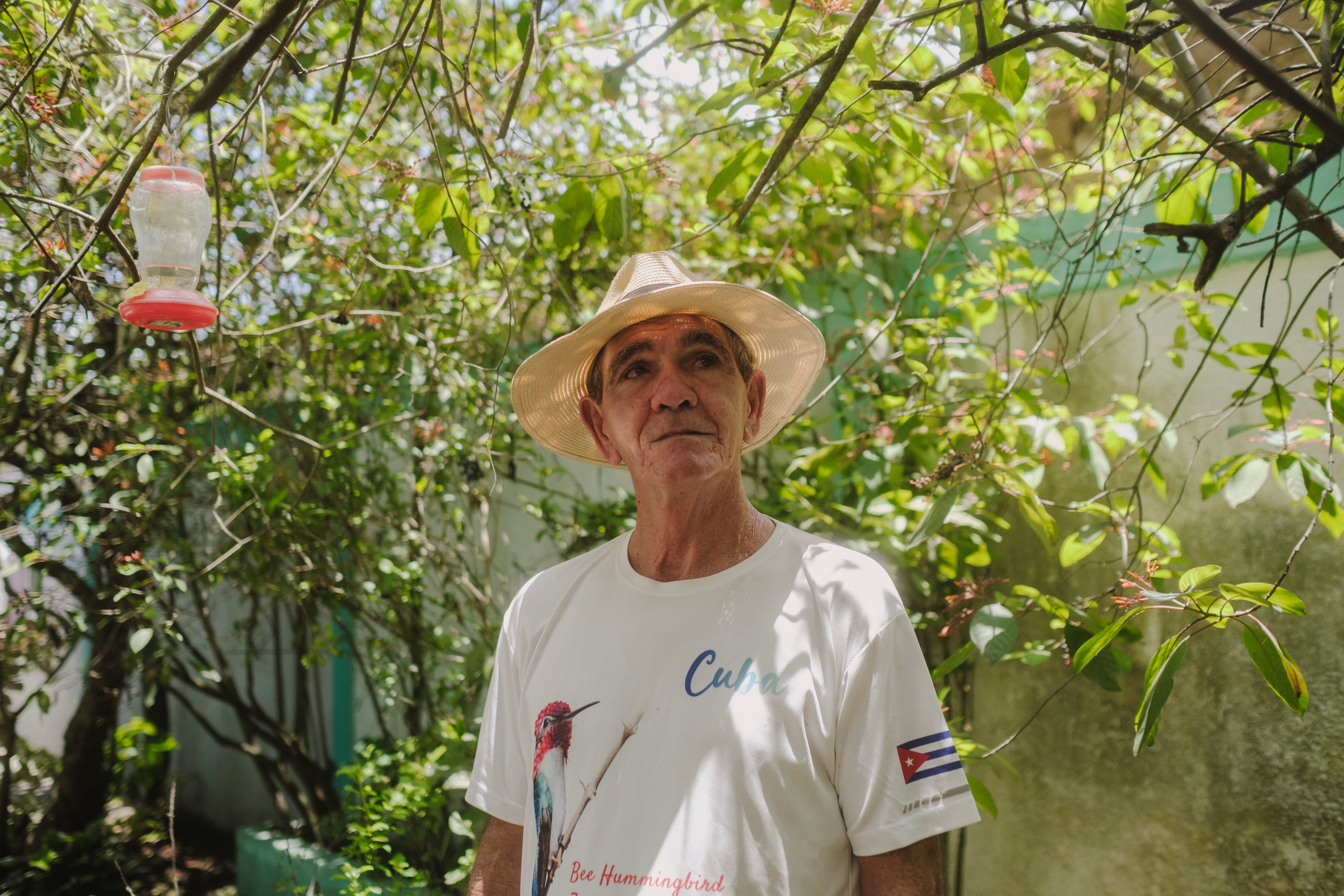 Bernabé Hernández en su jardín en Pálpite.