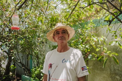 Bernabé Hernández en su jardín en Pálpite.