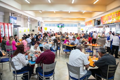 Comensales en la taquería El Gran Abanico.