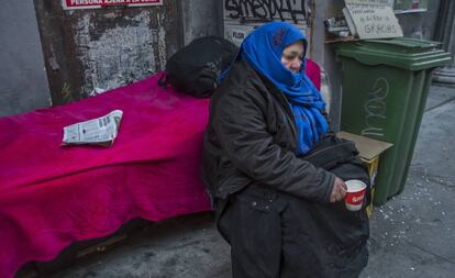 Una mujer pide en la calle en Madrid el pasado 1 de enero.