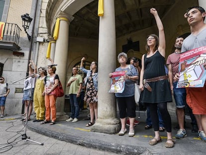 Montse Venturós, segunda por la derecha, con el puño en alto, durante una protesta en 2019.
