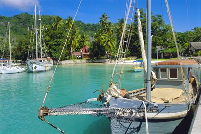 Para navegar por las Seychelles no hace falta ser millonario. Es posible viajar de isla en isla a bordo de una pequeña flota de goletas que conectan Mahé, Praslin y La Digue (en la foto), transportando cargamento y a algún que otro aventurero.