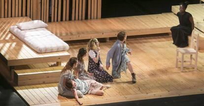 Un momento de la obra 'Les bruixes de Salem', que abrió el Festival Grec este año.