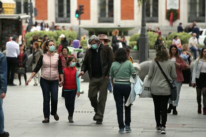 El presidente Pedro Sánchez ha dicho en una rueda de prensa inusual, a través de videoconferencia, que recomienda el cierre de todos los centros escolares y que, en la medida de lo posible, la población se quede en casa. En la imagen, la calle Preciados de Madrid, este jueves.