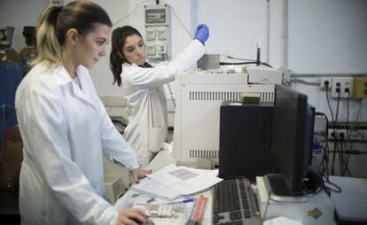 Dos investigadoras, en un laboratorio de geoquímica del CSIC en Sevilla.