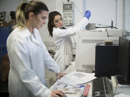 Dos investigadoras, en un laboratorio de geoquímica del CSIC en Sevilla.