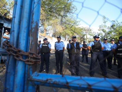 Policías hacen guardia al exterior de la cárcel El Chipote, en una fotografía de 2018.