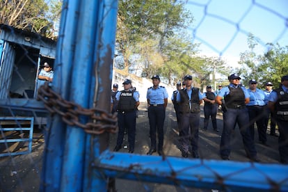 Policías hacen guardia al exterior de la cárcel El Chipote, en una fotografía de 2018.