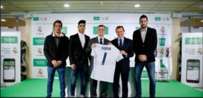 José Antonio Martínez Sampedro, presidente de Codere Apuestas, junto a Butragueño, Coentrao, Asensio y Casilla.