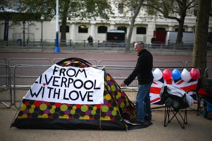 Un hombre junto a su tienda de campaña en el centro de Londres. 