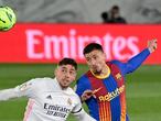 Real Madrid's Uruguayan midfielder Federico Valverde (L) and Barcelona's French defender Clement Lenglet jump for the ball during the "El Clasico" Spanish League football match between Real Madrid CF and FC Barcelona at the Alfredo di Stefano stadium in Valdebebas, on the outskirts of Madrid on April 10, 2021. (Photo by JAVIER SORIANO / AFP)