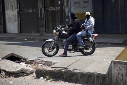 Dos hombres armados pertenecientes a los grupos llamados "colectivos Chavistas" se retiran abordo de una motocicleta en San Antonio de Táchira.