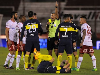 Dar&iacute;o Herrera cobra una falta para Boca.