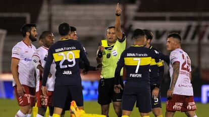 Darío Herrera cobra una falta para Boca.