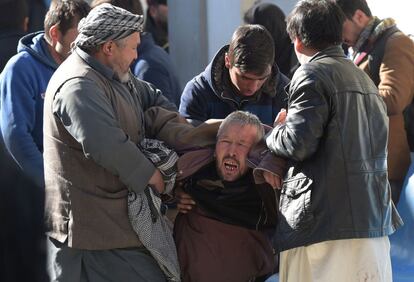 El objetivo del atentado ha sido identificado por la cadena de televisión afgana ToloNews como el centro cultural Tebyan, una organización financiada por Irán y que incluye también la agencia de noticias AVA. En la imagen, un afgano llora por sus familiares en las proximidades del hospital.