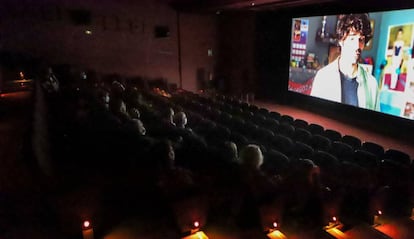Espectadors veient 'Uno para todos', als Cinemes Catalunya de Terrassa.