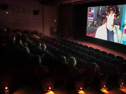 Espectadors veient 'Uno para todos', als Cinemes Catalunya de Terrassa.