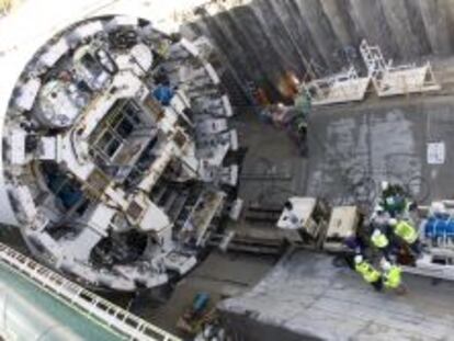 Trabajadores de FCC manejan una tuneladora en una obra de Madrid.