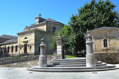 Entrada a la Casa de Juntas de Gernika (Bizkaia).