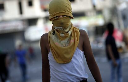 Un niño palestino, durante la batalla campal en las calles de Hebrón.