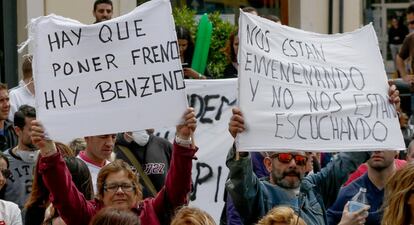 Los vecinos sujetan pancartas durante la protesta por el incendio del cementerio de neumáticos de Seseña.