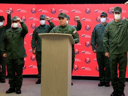 El ministro de Defensa de Venezuela, Vladimir Padrino López (c), confirmó el suceso este sábado en conferencia de prensa.