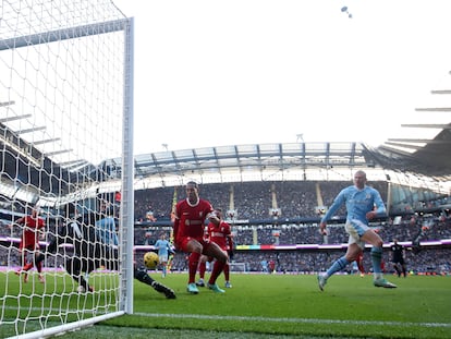 Haaland en acción durante el partido entre el Manchester City y el Liverpool.